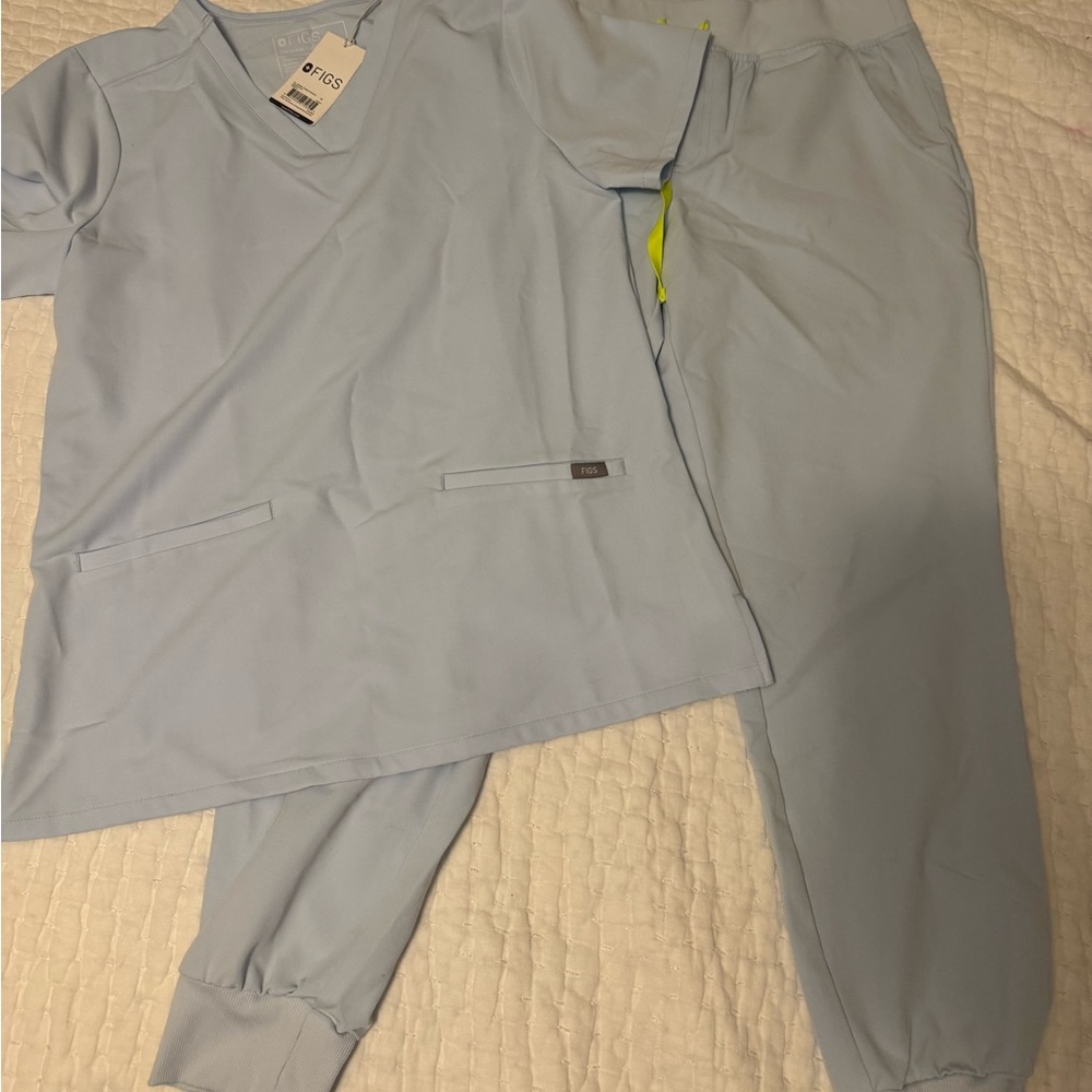 Medium figs set. Top is NWT